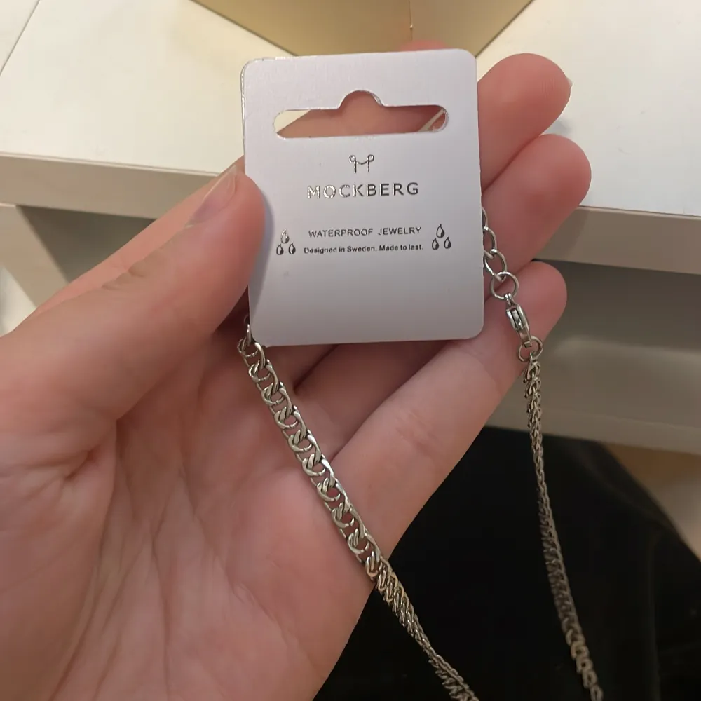 Ett jätte fint halsband från mockberg som aldrig används och som fortfarande har lappen kvar💗 Säljer då jag inte använder silver, nypris 700. bara att skriva för fler frågor💕💕. Accessoarer.