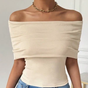 Off shoulder topp  - Superfin beige off shoulder topp. Använd en gång❤️
