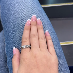 Edblad ring  - Nästa aldrig använd då den är förstor för mig, i bra skick 