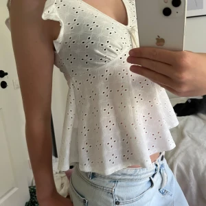 Blus🥰🥰 - En fin vit kort blus som har fint mönster med fina hål i. säljer då den börjar snart bli för liten för min och kommer inte till andvändning så jätte mycket 😘