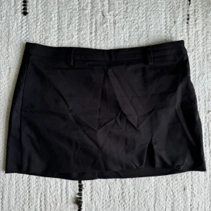 Svart kjol - En kort svart kjol från Stradivarius♣️ lite liten i storleken!