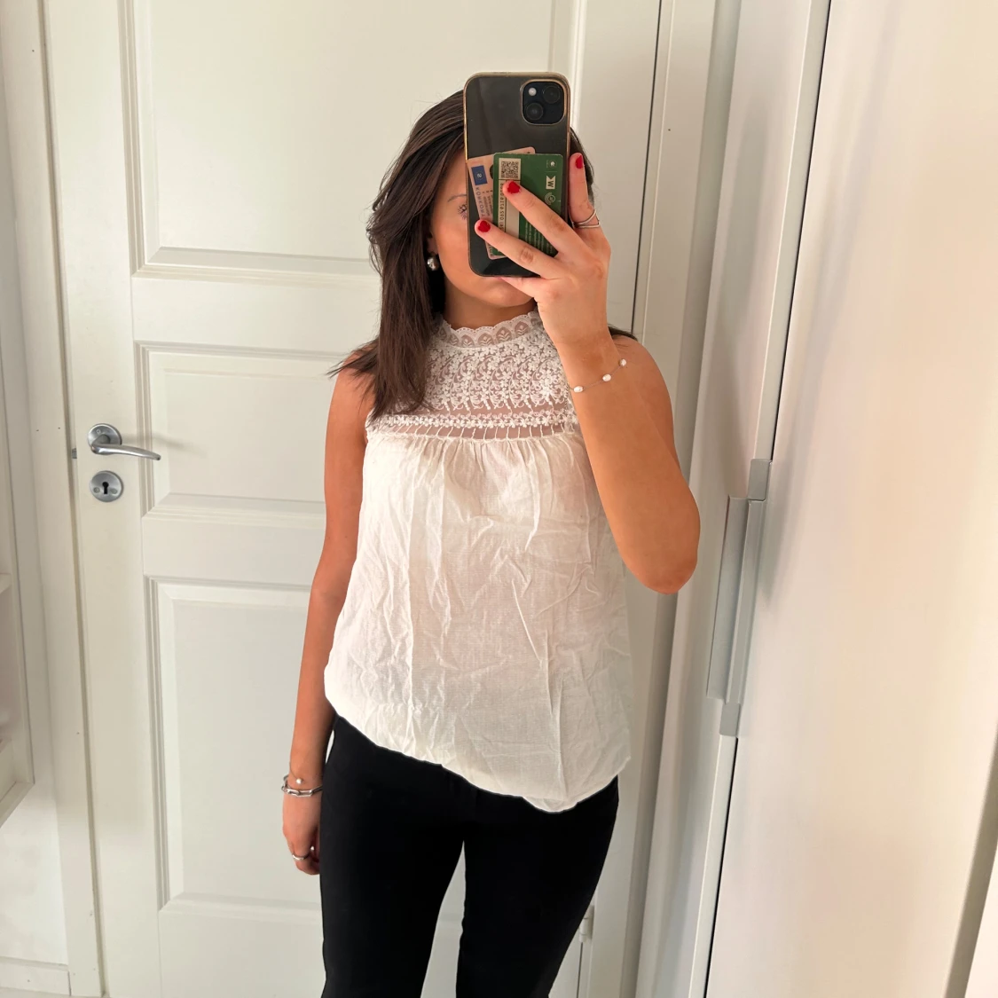 Vit ärmlös blus med spetsdetaljer - 90