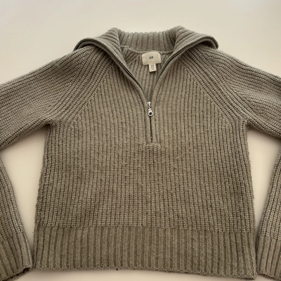 Grå stickad tröja