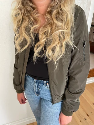 Höstjacka - Cool jacka inför hösten i en grön färg, köpt för några år sedan men knappt använd, köptes för 500