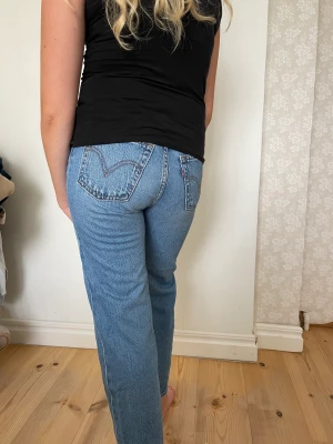 Levis midwaist  - Jättefina Levis jeans i midwaist modell, tyvärr inte använda så därav att jag säljer