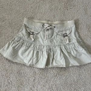 Beige/vit minikjol med volang - Supersöt minikjol!🌸🌸