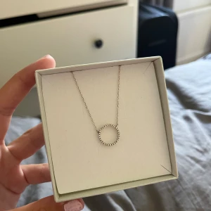 Halsband  - Säljer detta äkta silver halsband som aldrig kommit till användning. 