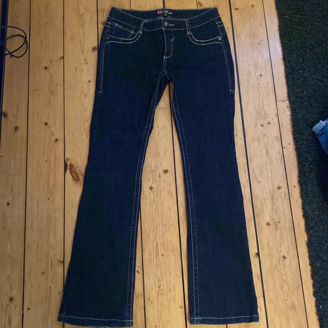 Lowwaist bootcut jeans med broderier på fickorna - 91