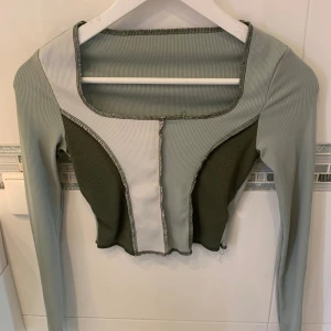 Snygg grön magtröja  - Grön vit långärmad magtröja helt ny aldrig använt, för liten för mig. Storleken är XS