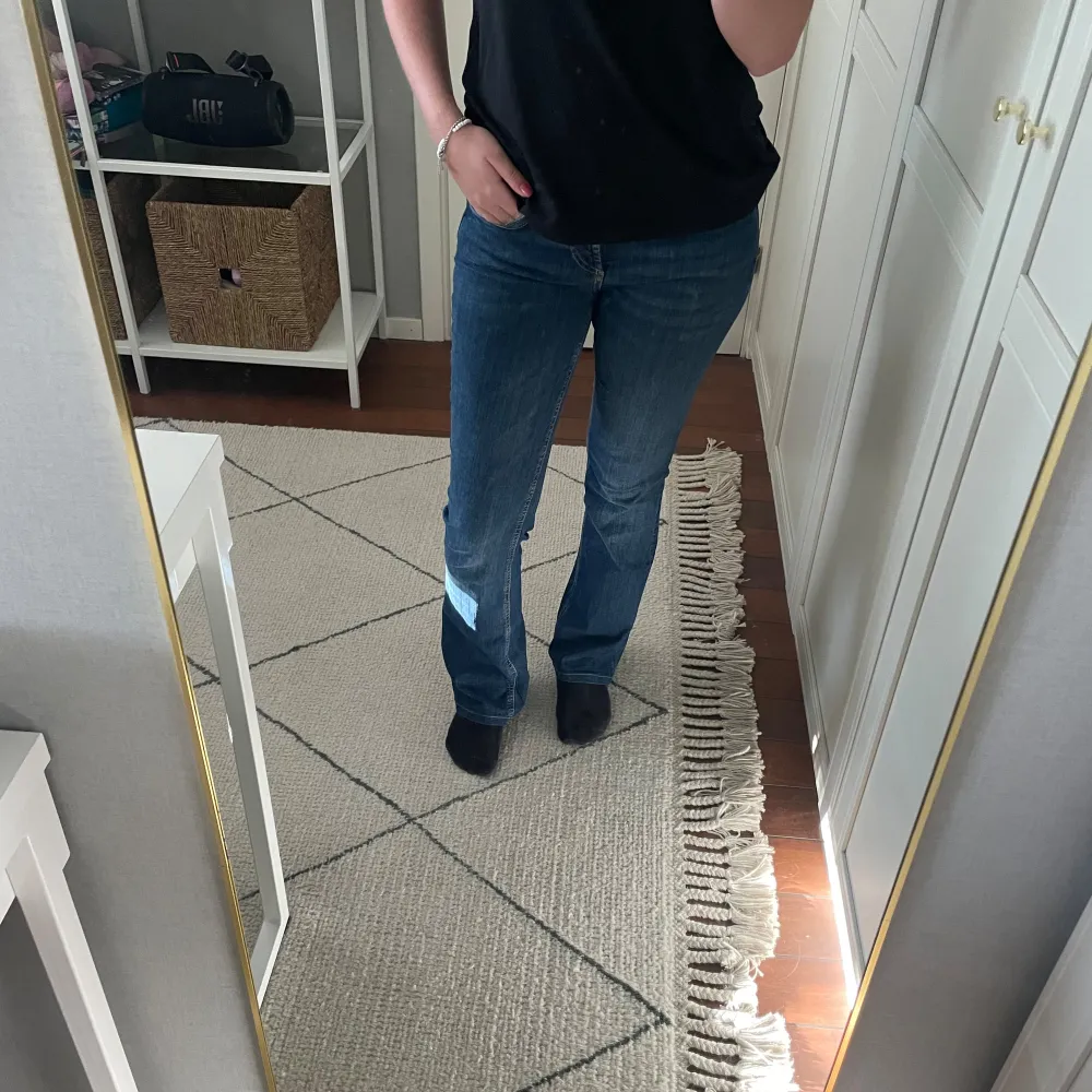 Lågmidjade bootcut jeans från zara i storlek 34💗säljer då de inte kommer till användning. Mycket bra skick endast använda fåtal gånger. Jeans & Byxor.