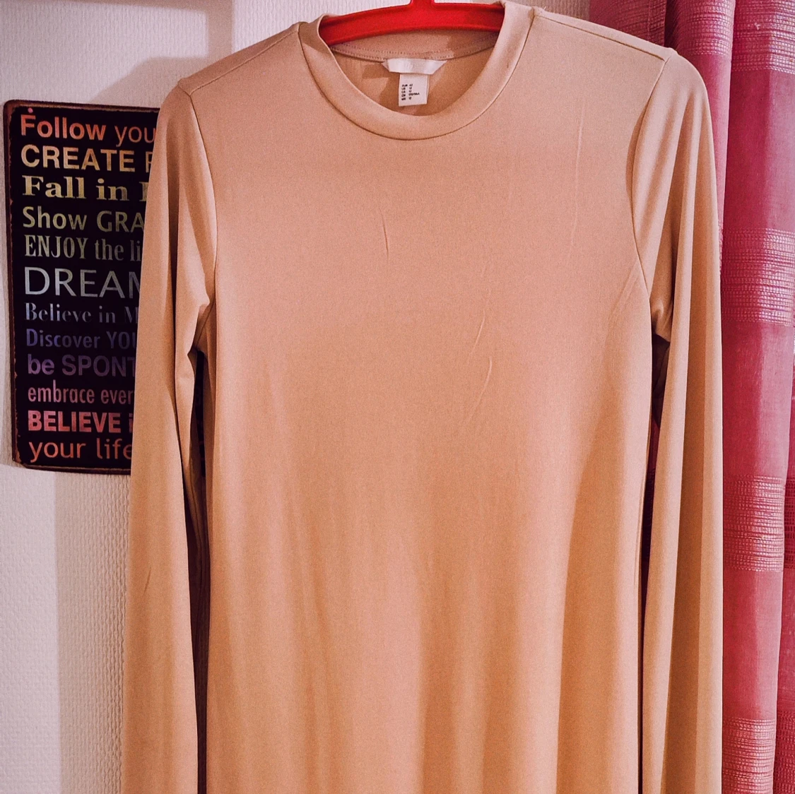 Beige långärmad klänning