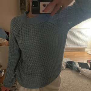 Ljusblå stickad tröja - Säljer en supermysig ljusblå stickad tröja. Den har en härlig textur och är perfekt för kyliga dagar. Tröjan har långa ärmar och en bekväm passform. Perfekt för både höst och vinter!