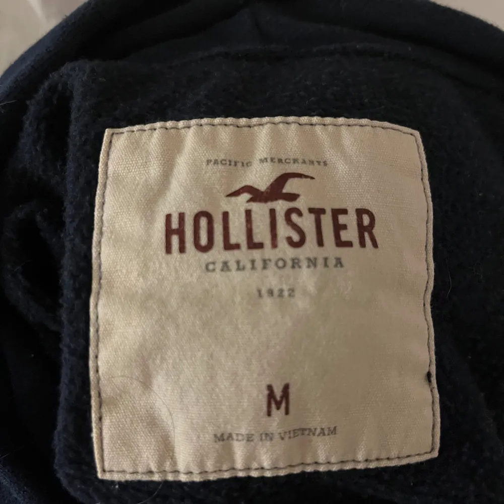 Mörkblå hoodie från hollister i storlek M. Hoodies.