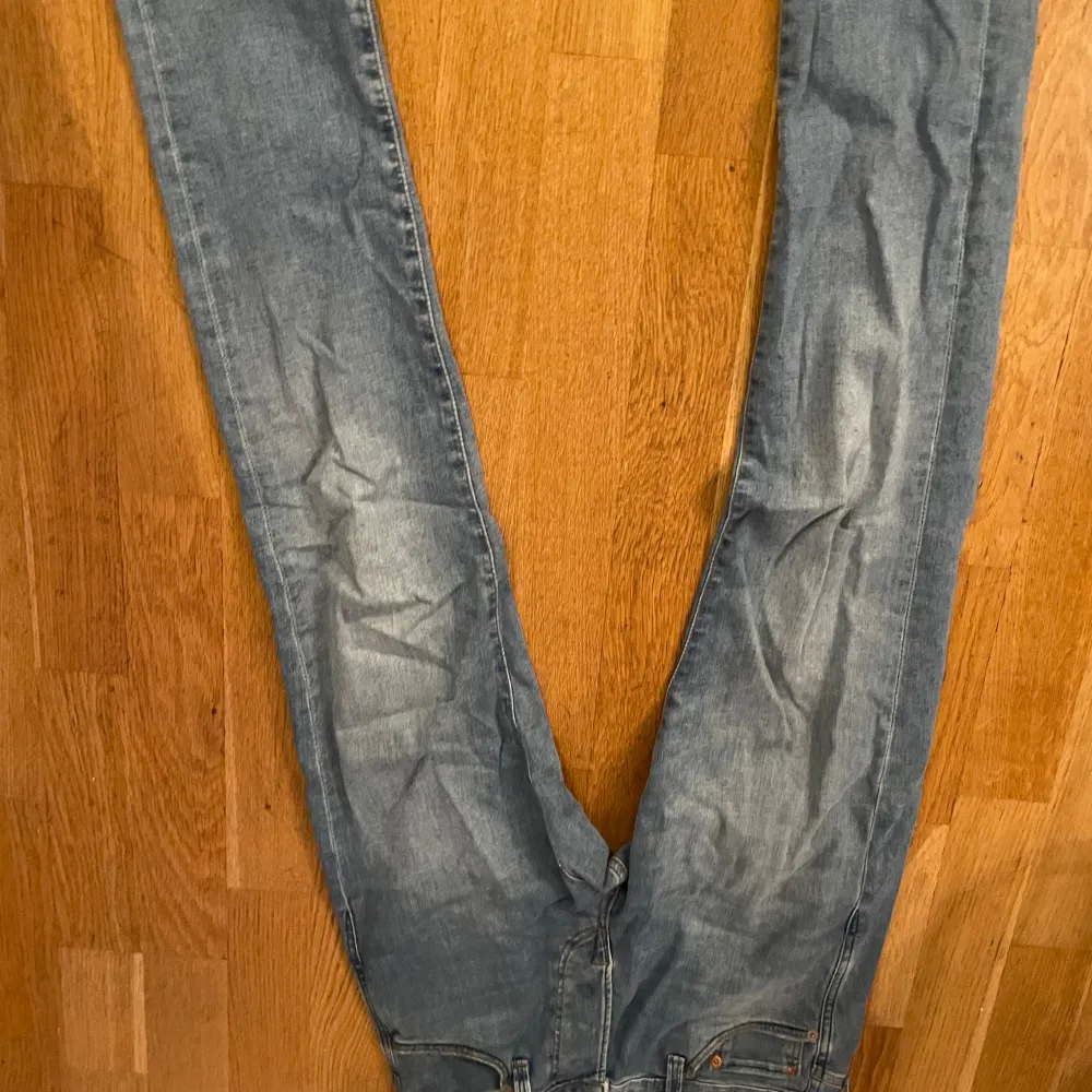 Ljusblåa jeans från Jack and Jones Slimfit Storlek : W27 L32. Jeans & Byxor.