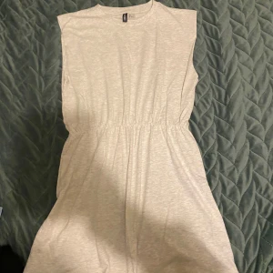 Sommarklänning/ kort / armlös - Längd ~ 75  Waist bred: 30-32 cm  Axel: 40 cm Väldigt strechigt material! Passande för sommar eller hemma  Användt bara en gång! Fortfarande ny utan prislapp