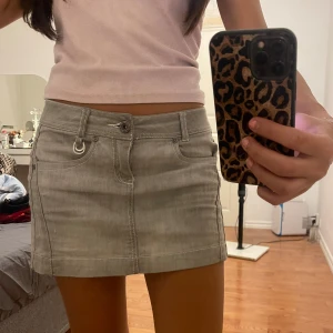 Grå mini jeans kjol  - Midjemått 38cm, längd 30cm❤️ bra skick