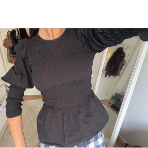 Smock blus/topp - Super snygg topp som är slutsåld på H&M. Passar även en xs 
