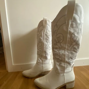 Cowboy boots  - Bra skick! använda några gånger. Strl: 37 1/2 300 eller bud! 😁