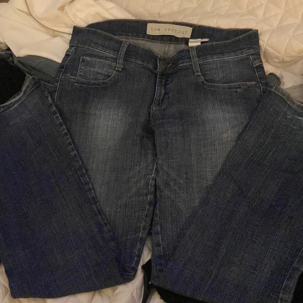 Jättesnygga, low waist, mörka jeans midjemått: 37 Innerbenslängd: 58. Jeans & Byxor.