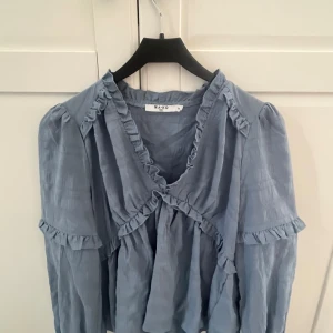 Blus  - Super fin volang blus från Nakd som används få gånger. Super fint skick. Denna färgen säljs ej länge. Pris kan diskuteras.🌸