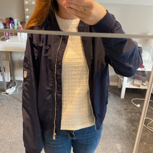 Bomber jacka  - Jättesnygg bomberjacka!! Perfekt inför våren.