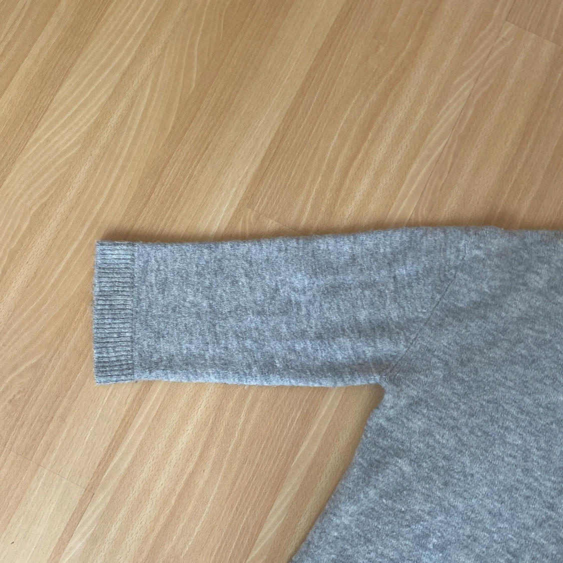 Grå stickad tröja - 92