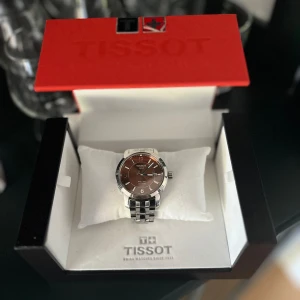 Tissot klocka  - Hej! Säljer denna snygga och väldigt stilrena Tissot klockan.  Nypris runt 5000kr men säljer den för 3000kr, Den är ungefär 7 år gammal men funkar som den bör!  Hör av er vid frågor osv 😉 / Axel