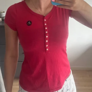 Abercrombie t-shirt - Säljer en abercrombie&fitch t-shirt. Gammal och använd men fortfarande i väldigt fint skick. Lite nopprig men jag nopprar av den innan postning. Strl XS men passar mig bra som strl S bortsett från lite tajt runt axlarna!!💓💓 Pris kan diskuteras:)