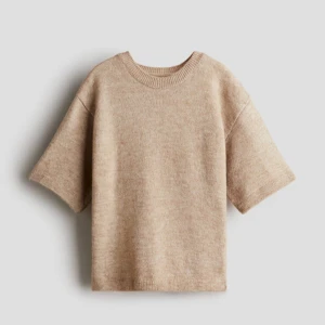 Stickad T-shirt  - Jättefin stickad t shirt från HM i storlek 170 cm men passar en XS-S prislappen kvar och aldrig andvänd 