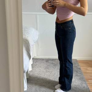 Säljer mina low/mid jeans från ONLY🌸 De är slutsålda och är stretchiga men rejäla i materialet! Storlek s/32 (jag är 164 cm lång)