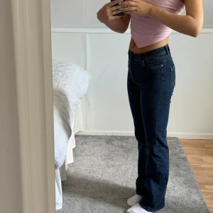 Jeans - Säljer mina low/mid jeans från ONLY🌸 De är slutsålda och är stretchiga men rejäla i materialet! Storlek s/32 (jag är 164 cm lång)