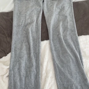 Juicy byxor, grå - Juicy byxor i grå med små defekter, dem är i de lite mer handduks materialet, alltså inte samma material som dem flesta andra! Fina i skick o knappt använda! Nypris 1100kr, köpta på Jackie!