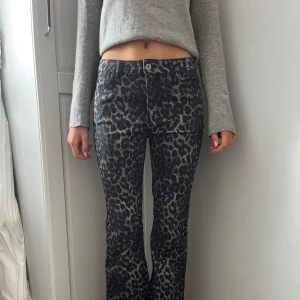 calzedonia jeans!! - Super snygga unika jeans som är väldigt eftertraktade från calzedonia flare jeans🐆🐆