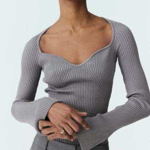 H&m ribbstickad tröja - En ribbstickad tröja från h&m i storlek xs. Köptes för 199kr förra vintern och knappt använt den sedan dess. Vid frågor eller funderingar är det bara att skriva💞☺️