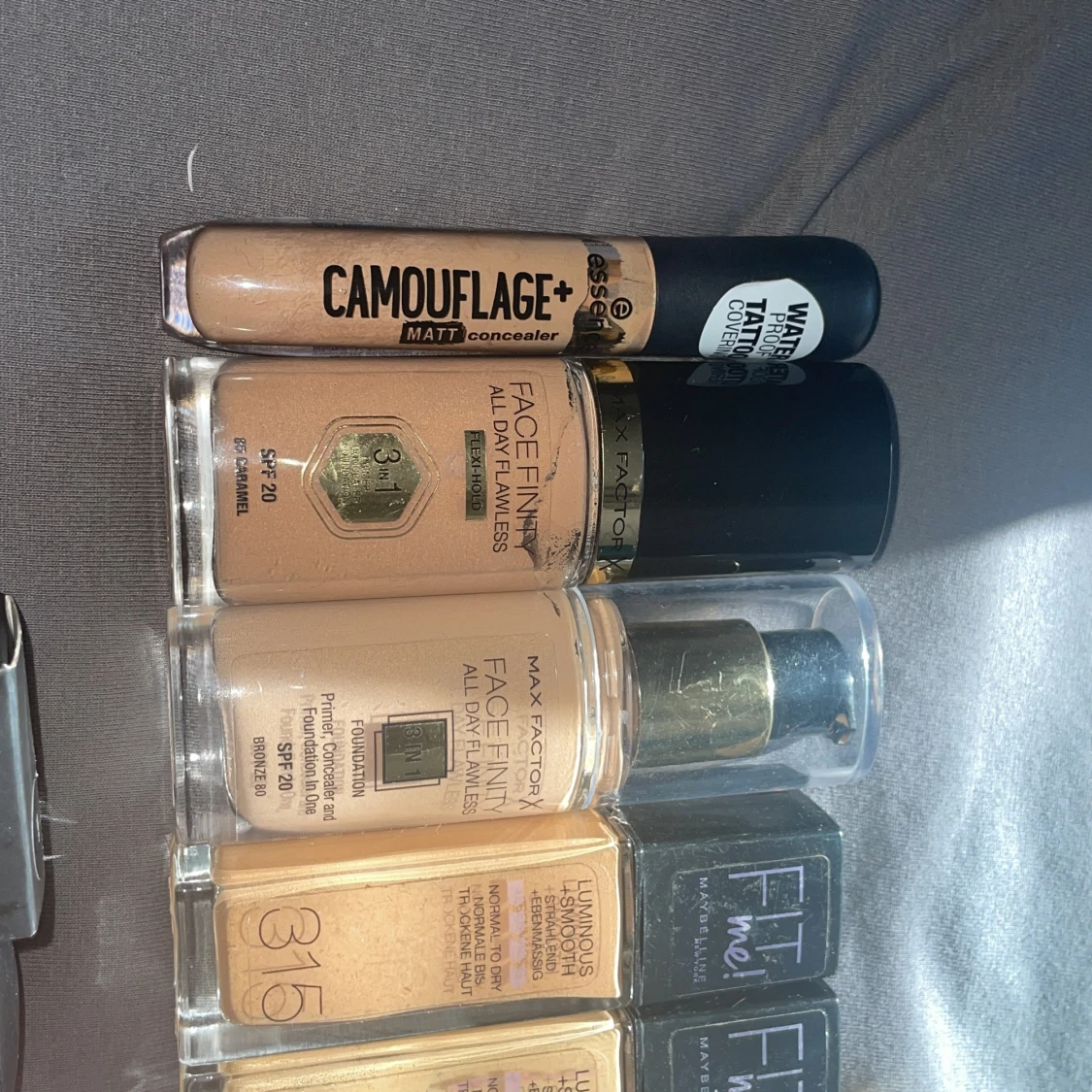 Samling av olika foundations - 90