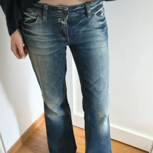 Only jeans - Lågmidjade bootcut jeans från only! Jättefint skick, köpta begagnade men de va tyvärr för korta för mig så säljer vidare🥰midjemått: 39 innerbensläng: 78(bilder från säljaren innan mig)