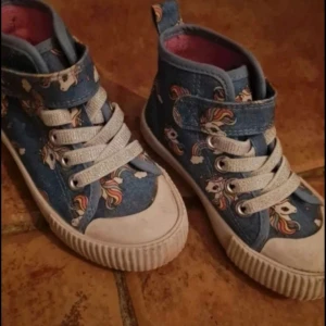 Sneakers enhörning - Strl 24, mycket fint skick 