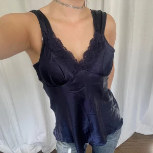 Vintage topp - Marinblå vintage linne från Kiara. Storlek M, passar S också. Justerbara axelband 💕