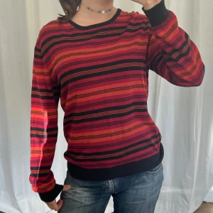 Tröja - Orange och röd randig vintage tröja från Riley 💞