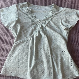 Topp/blus - i bra skick och använd ca 4 gånger. Har vissa små trådar som sticker ut men de syns inte så tydligt