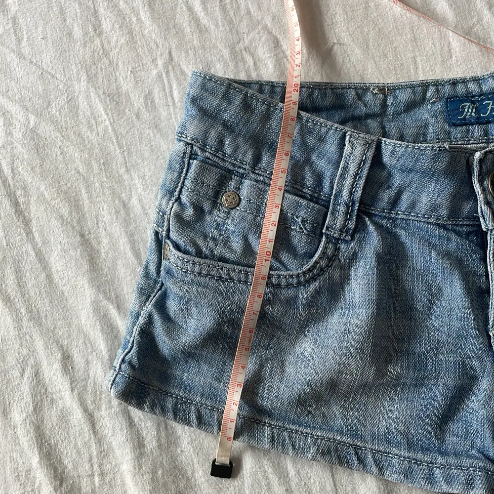 Bra skick, lite urtvättade (materialet lite tunnare) mått: midjemått rakt över 34,5 grenhöjd 17 längd 18,5💗 Har inga bilder på då de är för små . Shorts.