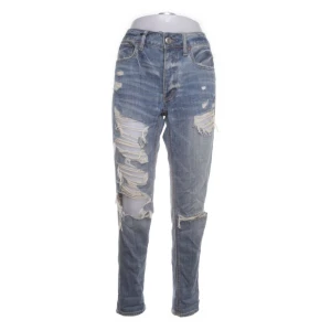Blå jeans från American Eagle - För stora på mig som man ser på bilen, skulle säga att de passar stl M bäst! Säljer ett par snygga blå jeans från American Eagle.  Jeansen är högmidjade och har en straight passform. Köpta på Vinted, med prislapp kvar!