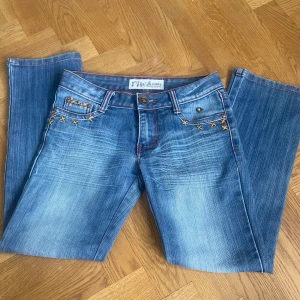 Lågmidjade utsvängda jeans - Köpta på vinted  Midjemått:37cm