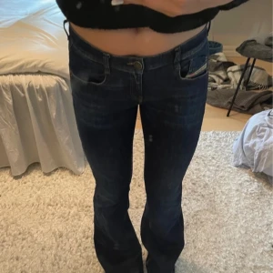 Lågmidjade diesel jeans  - Jätte snygga jeans ifrån diesel i super bra skick !!  Midjemått:39cm Innerbenslägnd:77cm   Skriv privat för fler frågor och funderingar.