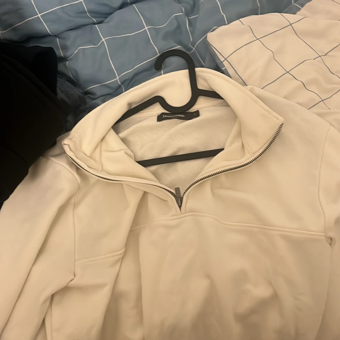 Vit tröja med dragkedja från Dressmann - 91