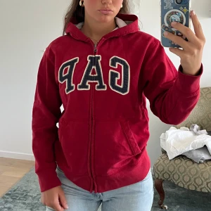 Röd GAP zip-up! - Jätte fin tröja i mycket bra skick. Den är i barnstorlek men sitter baggy på mig som har S/XS💗 
