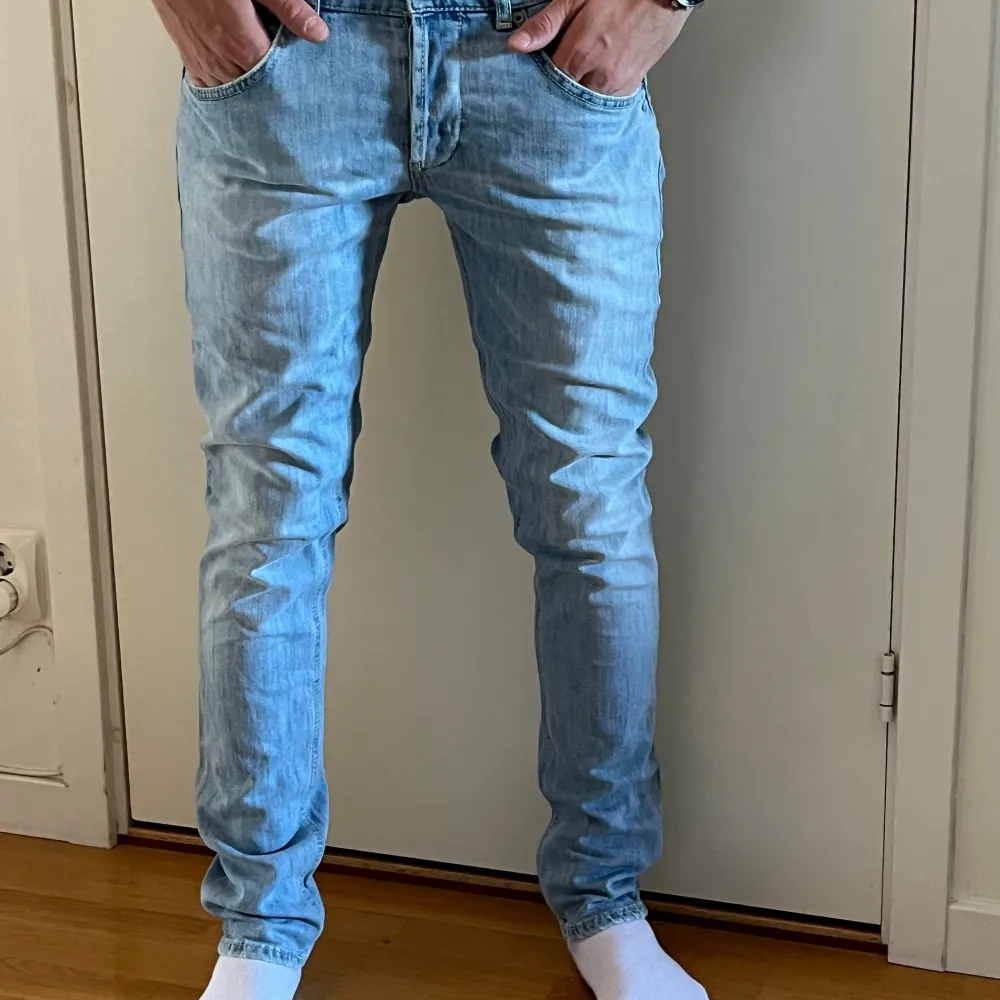 Säljer nu mina Dondup jeans i modellen George då de inte kommer till användning. Passar bäst på någon som är ca 177cm lång. Perfekt till skolstarten. Pris vid snabb affär kan diskuteras, hör av er vid funderingar . Jeans & Byxor.