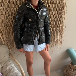 Jättesnygg monclear jacka  - Jättefin men något slitage på framsidan men inget man märker av! Hör av dig för mer info eller bilder! Storlek 1 