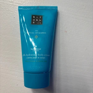 Rituals lotion - Rituals lotion i doften lotus flower & white tea. Köpt i rituals butik för några månader sen, kostar ca 150 kr ny tror jag? Väldigt sparsamt använd, typ 3 ggr kanske? Mitt pris 50 kr