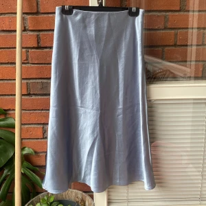 Duvblå kjol  - Endast använd en gång☺️